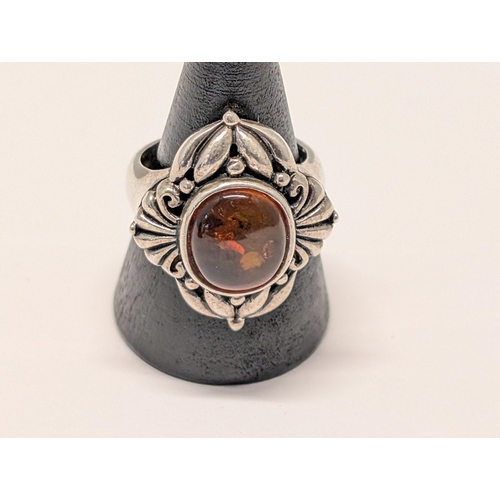 148 - A Vintage Sterling Silver 925 Baltic Amber Cabochon Ring