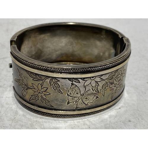 109 - Antique Victorian Aesthetic Movement Sterling Silver Engraved Hinged Bangle Bracelet