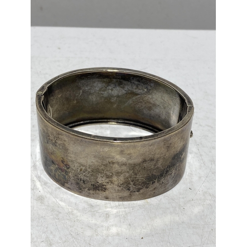 109 - Antique Victorian Aesthetic Movement Sterling Silver Engraved Hinged Bangle Bracelet
