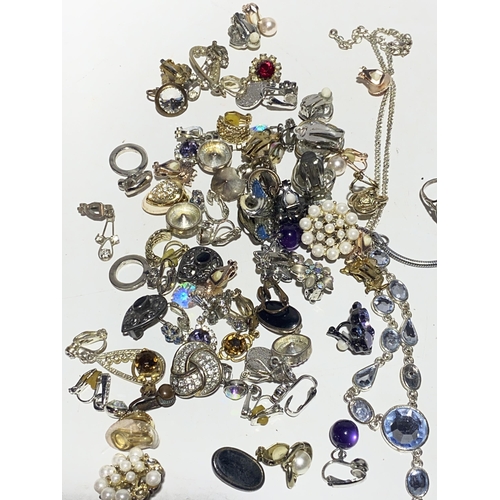 122 - A Large Collection of Vintage Costume Jewellery and Small Collectables