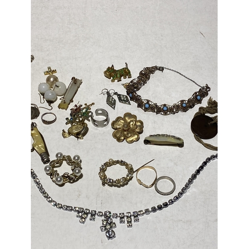 122 - A Large Collection of Vintage Costume Jewellery and Small Collectables