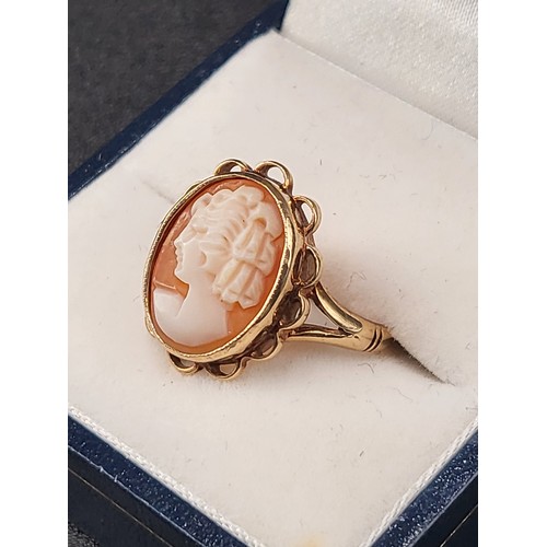 18 - 9ct Gold Cameo Ring Fully Hallmarked Size M ( Weight 3.1g)