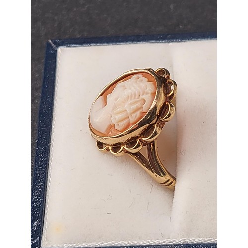 18 - 9ct Gold Cameo Ring Fully Hallmarked Size M ( Weight 3.1g)