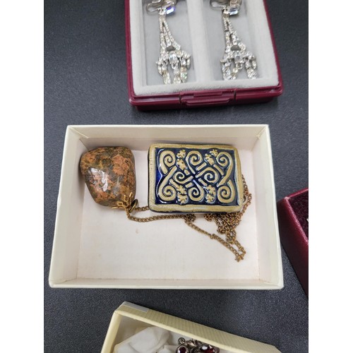 41 - Collection of Vintage Costume Jewellery & Earrings