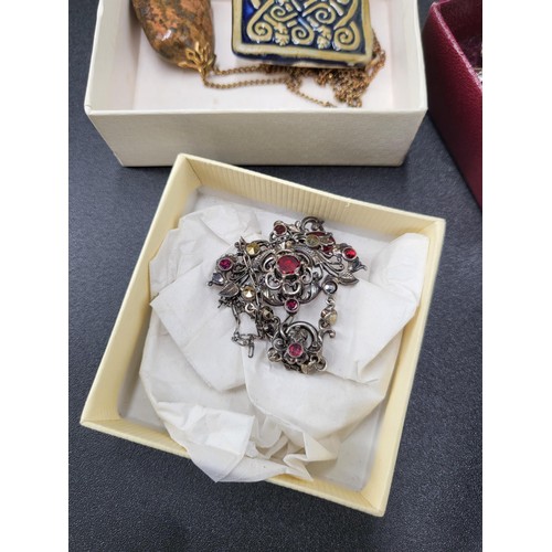 41 - Collection of Vintage Costume Jewellery & Earrings