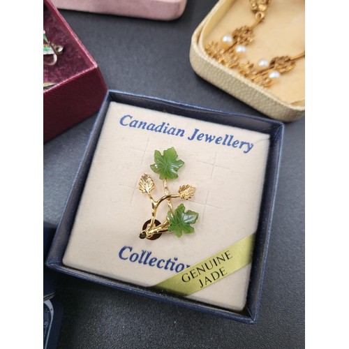 41 - Collection of Vintage Costume Jewellery & Earrings