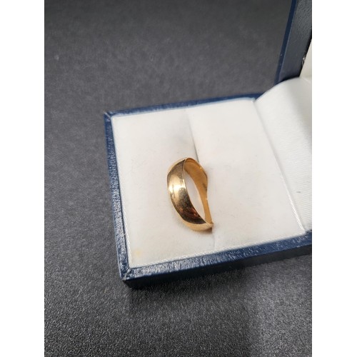 61 - 9ct Gold Wedding Band Fully Hallmarked Size J/K (Weight 1.5g)