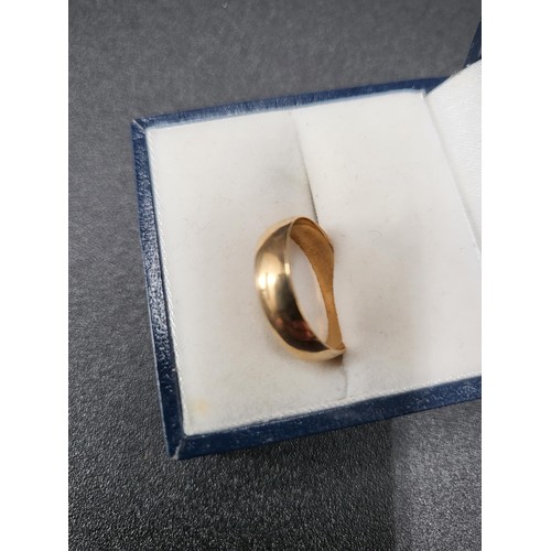 61 - 9ct Gold Wedding Band Fully Hallmarked Size J/K (Weight 1.5g)