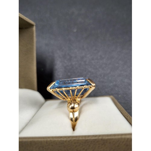 29 - 18ct Gold Large Aquamarine Cocktail Ring Fully Hallmarked Ring Size O Stone Size Measures an Impress... 