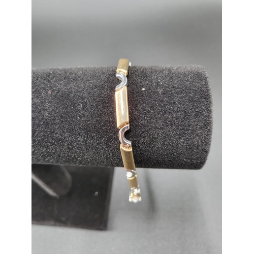 66 - 9ct Gold Two Tone Bracelet Made By Jewellery Designer Flowers Fully Hallmarked Measures 19.5cm Uncla... 