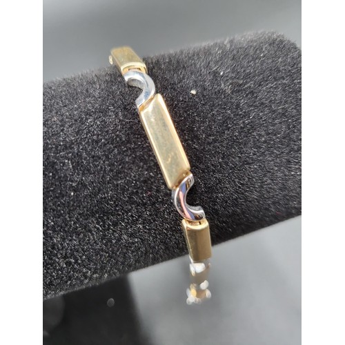 66 - 9ct Gold Two Tone Bracelet Made By Jewellery Designer Flowers Fully Hallmarked Measures 19.5cm Uncla... 