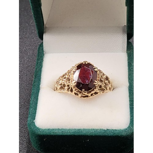 248 - 9ct Gold Garnet Ring Ring Size L ( Weight 4.1g ) Hallmarked 9ct