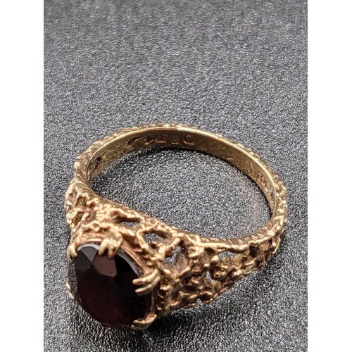 248 - 9ct Gold Garnet Ring Ring Size L ( Weight 4.1g ) Hallmarked 9ct