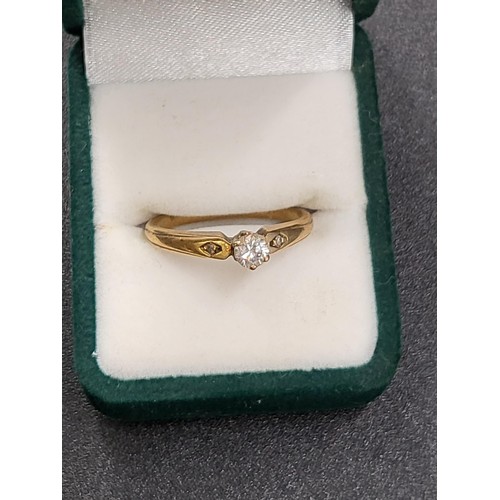 256 - 9ct Gold & Single Stone Diamond Ring Ring Size M/L ( Weight 1.9g )