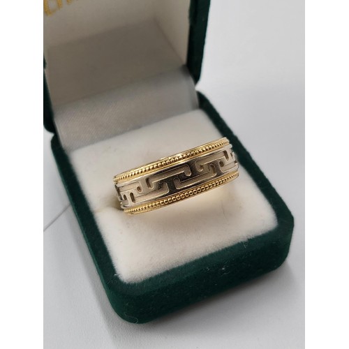 52 - 18ct Gold Greek key Wedding Band Size T ( Weighs 10.3g) Great Condition