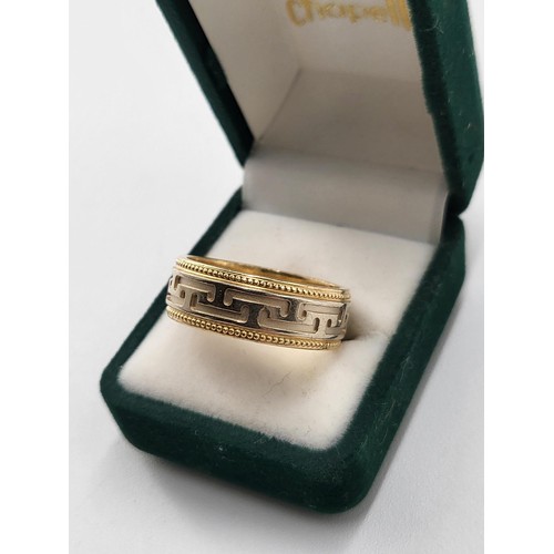 52 - 18ct Gold Greek key Wedding Band Size T ( Weighs 10.3g) Great Condition