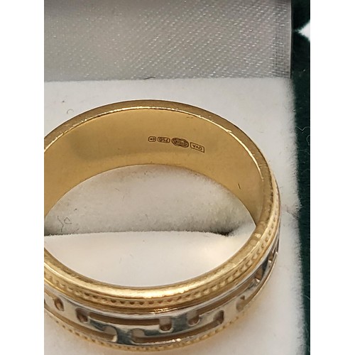 52 - 18ct Gold Greek key Wedding Band Size T ( Weighs 10.3g) Great Condition