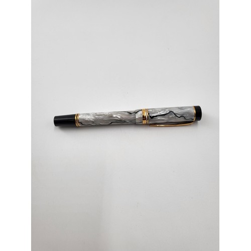 70 - Parker Duofold 18ct Gold Nib White Marble Effect in Great Condition