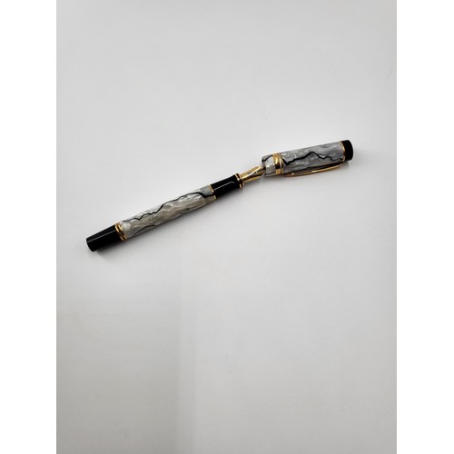 70 - Parker Duofold 18ct Gold Nib White Marble Effect in Great Condition