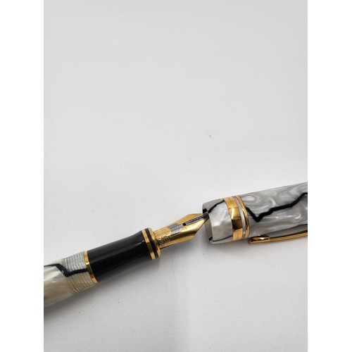 70 - Parker Duofold 18ct Gold Nib White Marble Effect in Great Condition