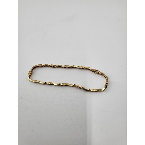 98 - 18ct Gold & Cubic Zirconia Love Heart Bracelet Fully Hallmarked 750 ( Weighs 7.5g) Measures 18cm... 