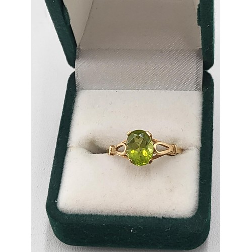 99 - 18ct Gold & Green Peridot Solitaire Ring Size M ( Weighs 1.5g ) Stone has Small Chip