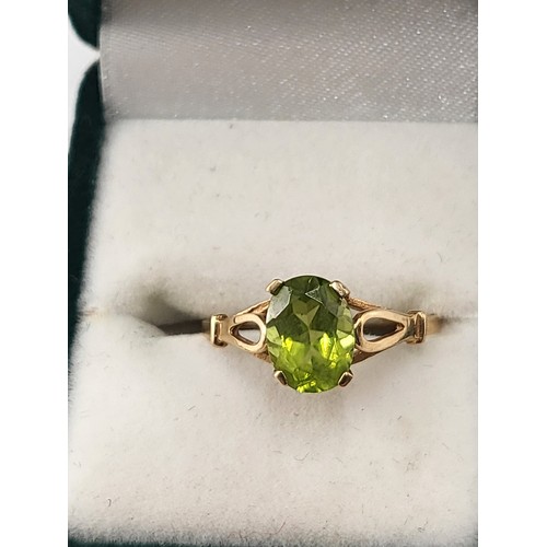 99 - 18ct Gold & Green Peridot Solitaire Ring Size M ( Weighs 1.5g ) Stone has Small Chip