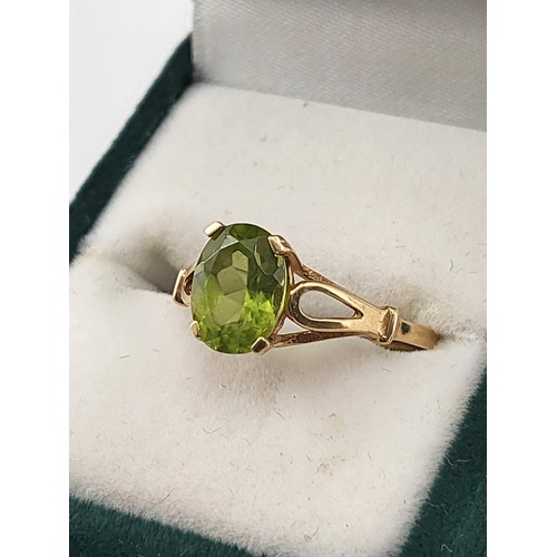 99 - 18ct Gold & Green Peridot Solitaire Ring Size M ( Weighs 1.5g ) Stone has Small Chip