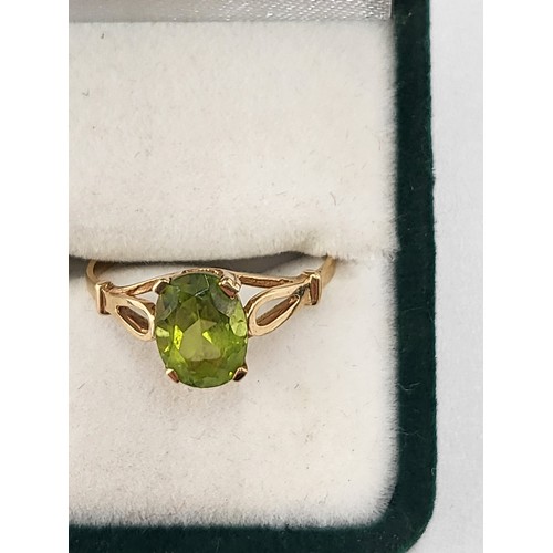 99 - 18ct Gold & Green Peridot Solitaire Ring Size M ( Weighs 1.5g ) Stone has Small Chip