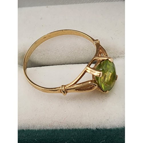 99 - 18ct Gold & Green Peridot Solitaire Ring Size M ( Weighs 1.5g ) Stone has Small Chip