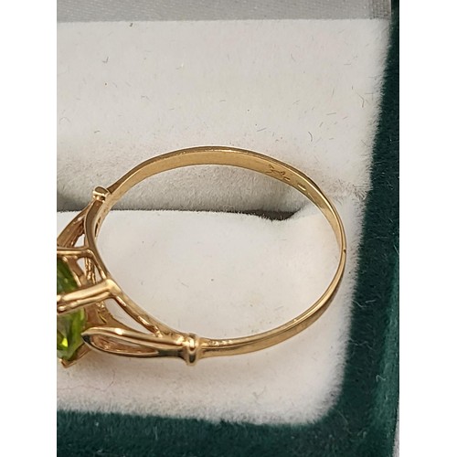 99 - 18ct Gold & Green Peridot Solitaire Ring Size M ( Weighs 1.5g ) Stone has Small Chip