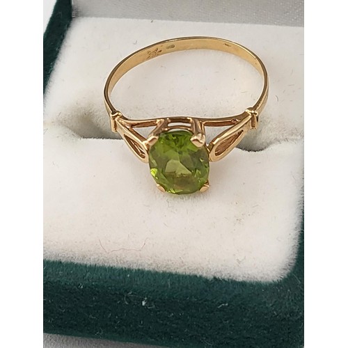 99 - 18ct Gold & Green Peridot Solitaire Ring Size M ( Weighs 1.5g ) Stone has Small Chip