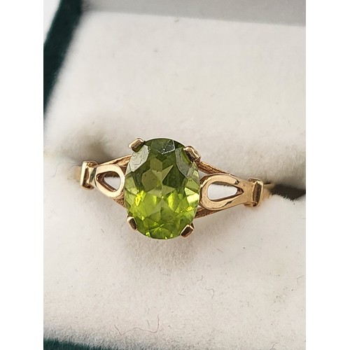 99 - 18ct Gold & Green Peridot Solitaire Ring Size M ( Weighs 1.5g ) Stone has Small Chip