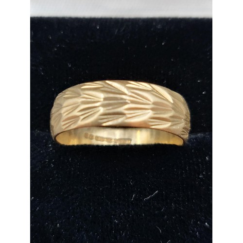 50 - 9ct Gold Wedding Band Ring Size R ( Weighs 3.8g)