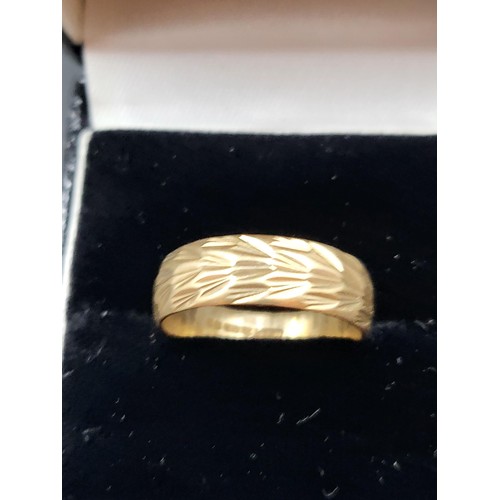 50 - 9ct Gold Wedding Band Ring Size R ( Weighs 3.8g)