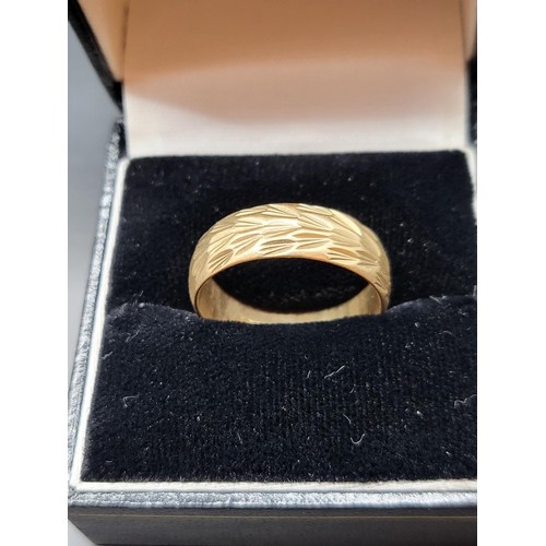 50 - 9ct Gold Wedding Band Ring Size R ( Weighs 3.8g)