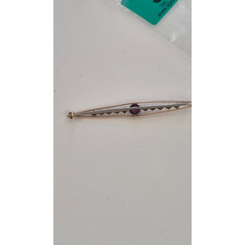 319 - 9ct Gold Seed Pearl & Amethyst Measures 7cm Long ( Weighs 3.3g Does Have Metal Pin)