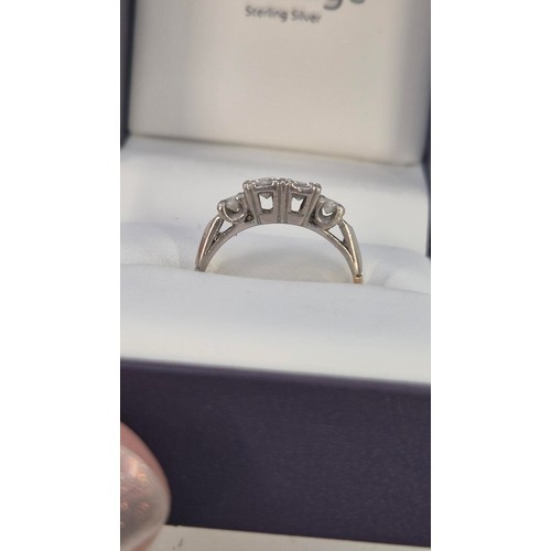 321 - 18ct Gold & Platinum Diamond Ring Size I ( Weighs 2.15g) Very Nice Sparkly Diamonds