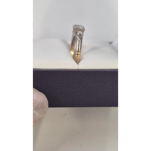 321 - 18ct Gold & Platinum Diamond Ring Size I ( Weighs 2.15g) Very Nice Sparkly Diamonds