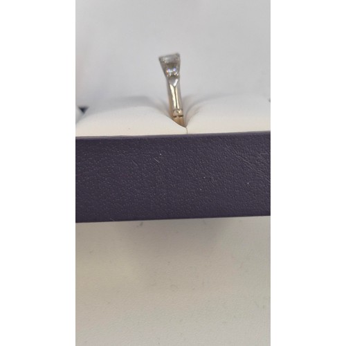 321 - 18ct Gold & Platinum Diamond Ring Size I ( Weighs 2.15g) Very Nice Sparkly Diamonds