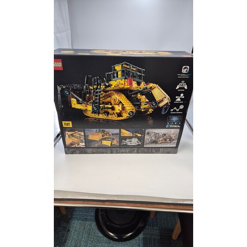 100A - CAT D11 Lego Technic Control +Box Measures 47cm x 58 x 17