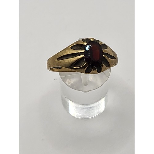 40 - Gents 9ct Gold & Gemstone Ring Weighs 3.1g Ring Size T