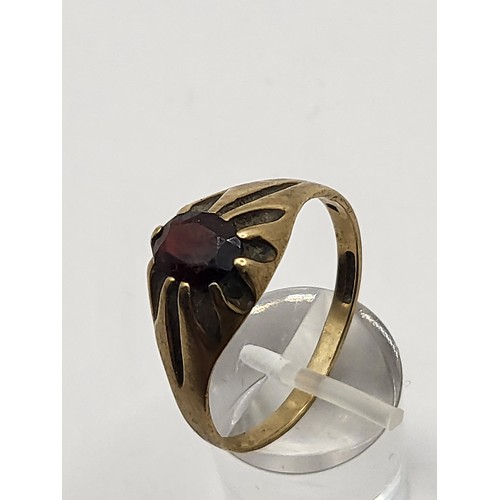 40 - Gents 9ct Gold & Gemstone Ring Weighs 3.1g Ring Size T