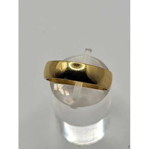 69 - 18ct Gold Wedding Band Size N Weighs 3.9g