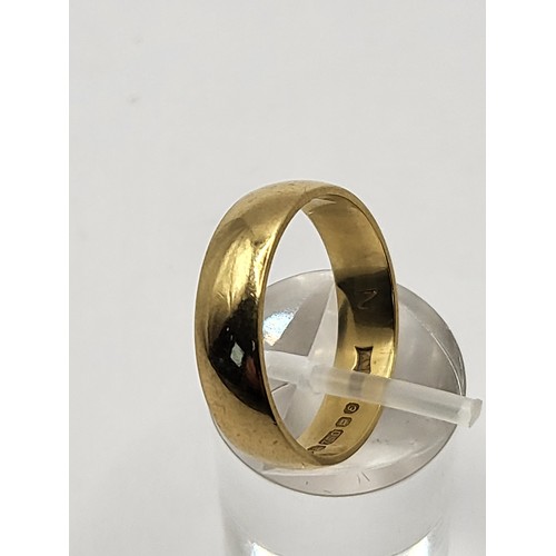 69 - 18ct Gold Wedding Band Size N Weighs 3.9g