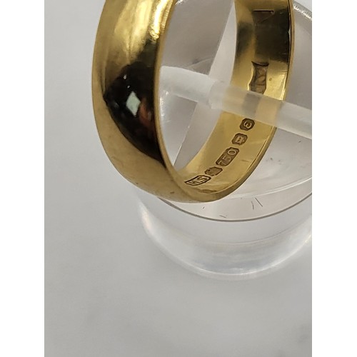 69 - 18ct Gold Wedding Band Size N Weighs 3.9g