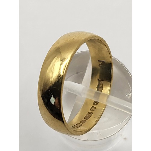 69 - 18ct Gold Wedding Band Size N Weighs 3.9g