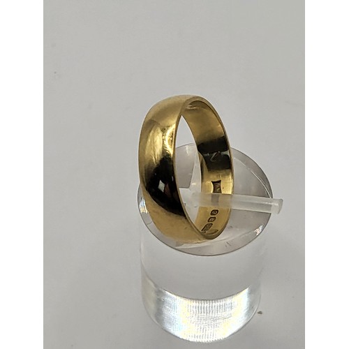 69 - 18ct Gold Wedding Band Size N Weighs 3.9g