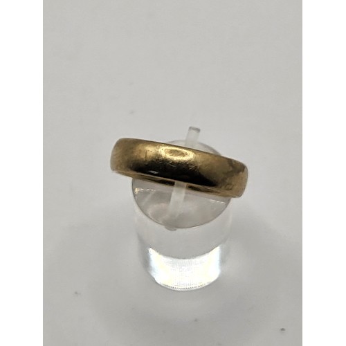 71 - 9ct Gold Gent's Wedding Band Size V Weighs 5.7g