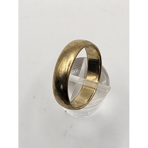 71 - 9ct Gold Gent's Wedding Band Size V Weighs 5.7g